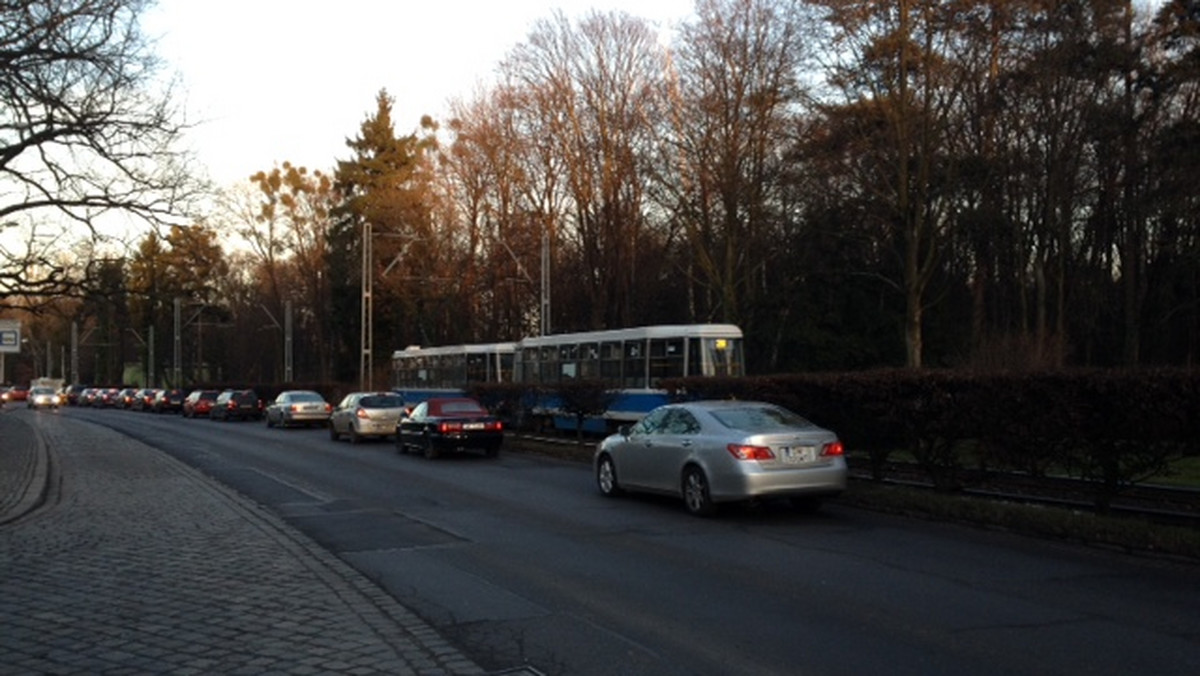 Wrocławscy urzędnicy chcą wyremontować Grabiszyńską na odcinku od cmentarza do mostu na Ślęzie. Dodatkowo w ramach inwestycji przebudowana zostanie pętla tramwajowa na Oporowie i fragment torowiska. Przetarg w tej sprawie już ogłoszono.