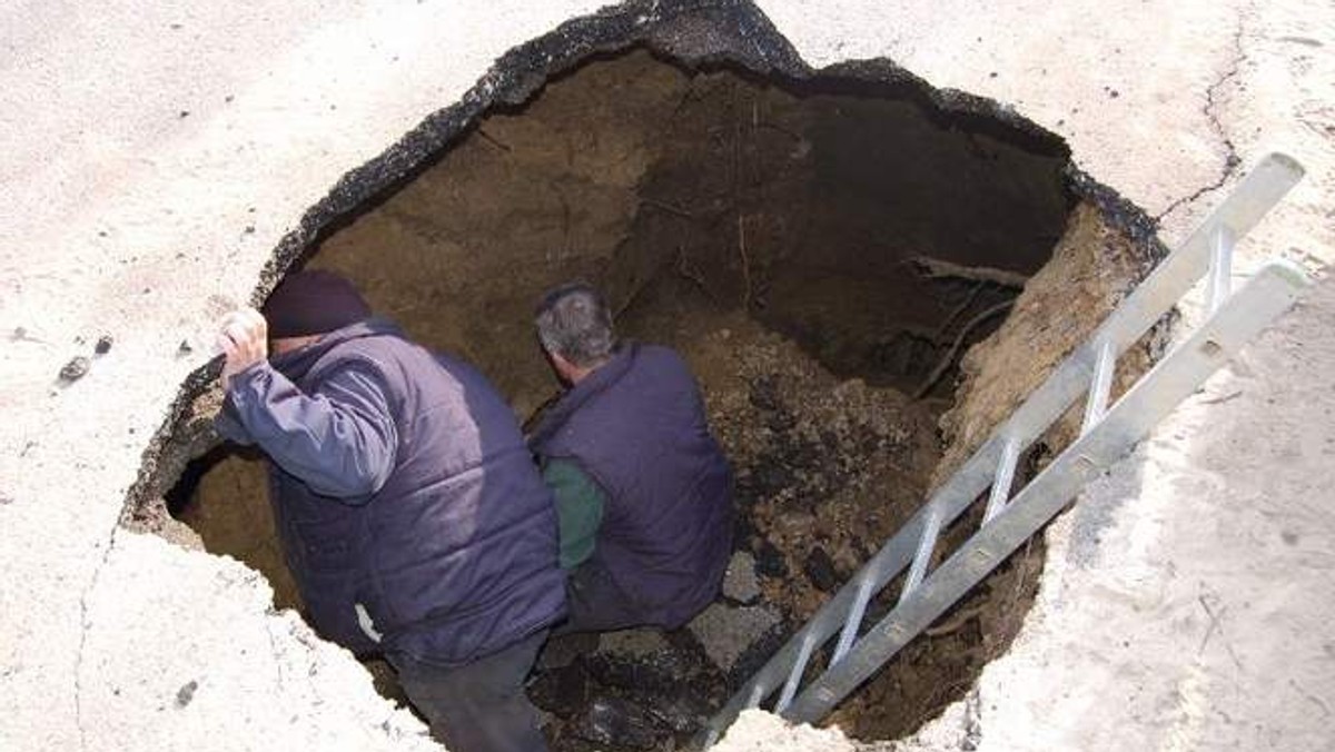 Na ulicy Brzezińskiej w Szydłowie, w powiecie staszowskim powstało duże zapadlisko. Pod drogą utworzyła się głęboka jama, w której bez trudu zmieściłby się samochód osobowy.