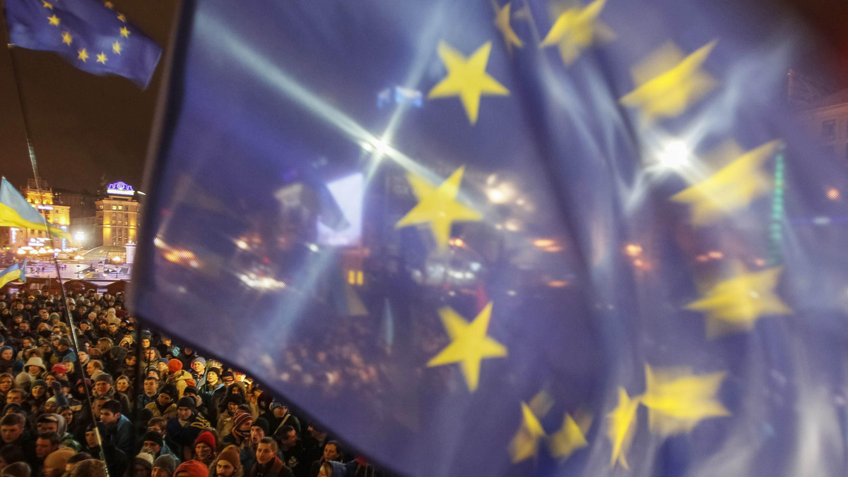 Trwające na Ukrainie protesty zwolenników integracji europejskiej doprowadziły do gwałtownego wzrostu popytu na unijne flagi. We wtorek wieczorem uliczni sprzedawcy w centrum Kijowa za małą chorągiewkę z gwiazdkami UE żądali równowartości 5 euro.