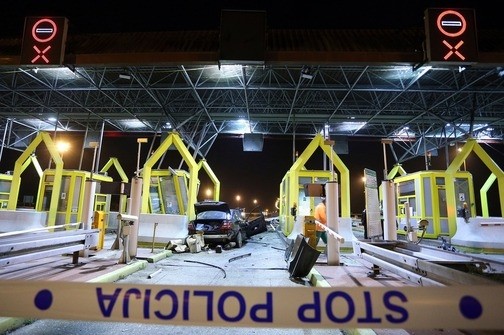 Na tutejszych autostradach korki w weekendy szczycie sezonu mogą mieć po 15-20 km. W lipcowe i sierpniowe weekendy możemy być pewni, że utkniemy przed Zagrzebiem i przed tunelami na odcinku Karlovac - Zadar. <br>W udrożnieniu ruchu mało pomaga fakt, że w okresach letniej kumulacji bramki są otwierane (jak w sierpniowe weekendy na polskiej A1). <br>W Chorwacji kierowcy mają różne sposoby na zatory. Sposobem jest np. ustawianie się na pasach prowadzących do bramek, na których można płacić kartą (z reguły są tu mniejsze kolejki). Niektórzy tak planują drogę, żeby dojeżdżać do Zagrzebia w środku nocy. Inny sposób to omijanie tego miasta przez Ptuj na Słowenii i odbicie na starą 'jedynkę' w stronę Zadaru. <br> Na zdjęciu wypadek z 2012 r., kiedy rozpędzony samochód wbił się w budkę na punkcie poboru opłat na chorwackiej A1. W wypadku ciężko ranny został kierowca 
<br>
Fot. 2 24sata.hr