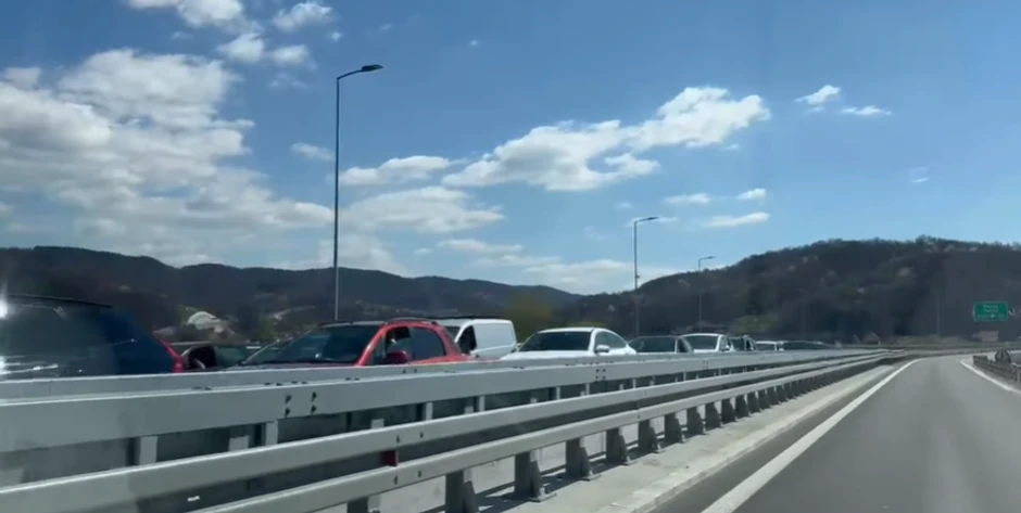Kolona vozila na napaltnoj stanici Prilepac kod Požege