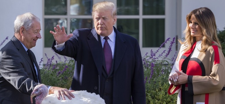 Takich kpin jeszcze nie było. Internauci bezlitośnie komentują kosmicznie drogi płaszcz Melanii Trump. FOTO