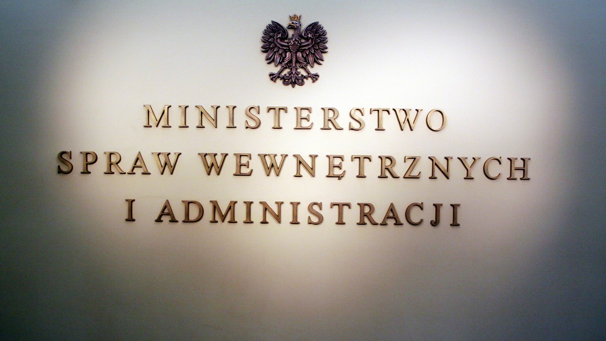 Ministerstwo Spraw Wewnętrznych i Administracji popiera decyzję wojewody zachodniopomorskiego w sprawie zniesienia gminy Ostrowice – poinformował dziś Zachodniopomorski Urząd Wojewódzki w Szczecinie. Decyzja jest związana z zadłużeniem gminy sięgającym 35 mln zł.