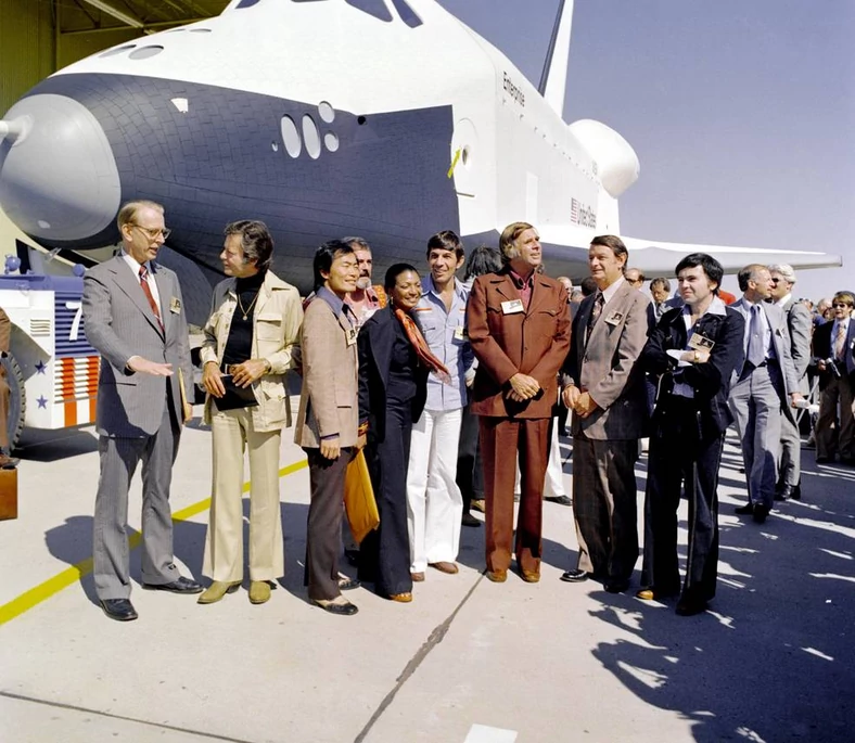 Powitanie opuszczającego fabrykę promu Enterprise przez przedstawicieli NASA i aktorów telewizyjnej serii Star Trek