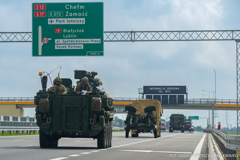 Żołnierze i sprzęt w drodze na manewry Saber Strike 22