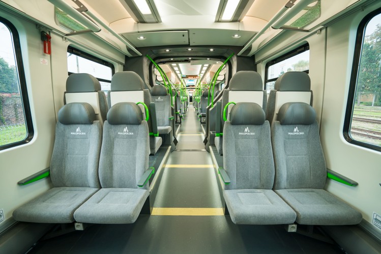 Prezes Newagu Zbigniew Konieczek podkreśla, że pociągi dla Małopolski zostały wyposażone w europejski system bezpieczeństwa ETCS poziomu 2, który poprzez moduł GPS zapewnia komunikację urządzeń na pokładzie z tymi znajdującymi się przy linii kolejowej.