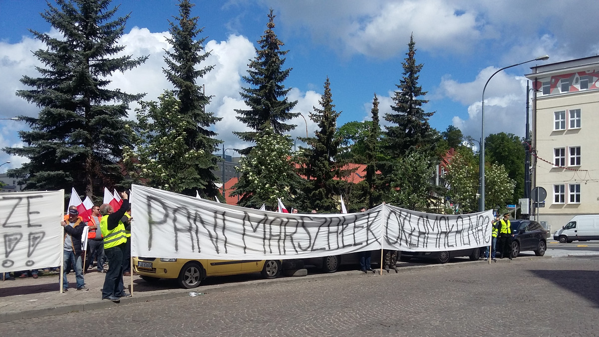 Olsztyński magistrat nie wydał pozwolenia na organizację kolejnych manifestacji podwykonawców, żądających zapłaty za powstanie sieci szerokopasmowej. Tłumaczy to naruszeniem przepisów ustawy. Organizatorzy protestów zapowiadają odwołanie się od tej decyzji.