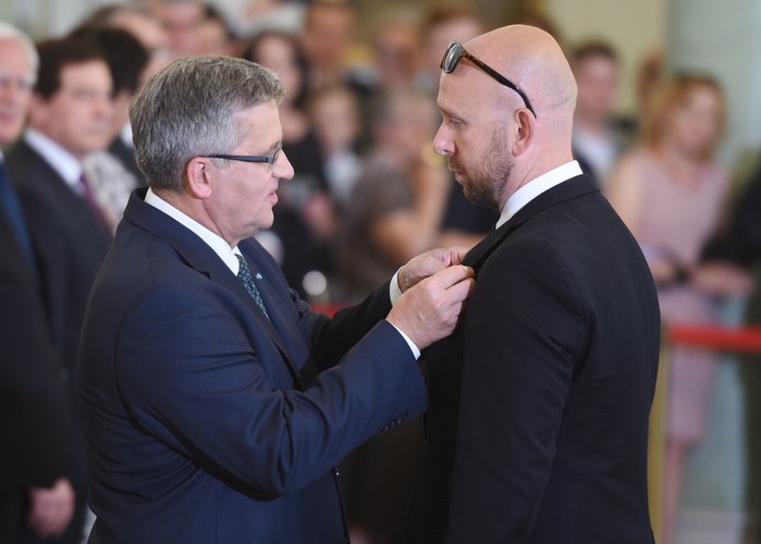 Prezydent Bronisław Komorowski odznaczył fotografa Michała Szlagę Złotym Krzyżem Zasługi, podczas uroczystości wręczenia odznaczeń państwowych osobom zasłużonym w służbie państwu i społeczeństwu