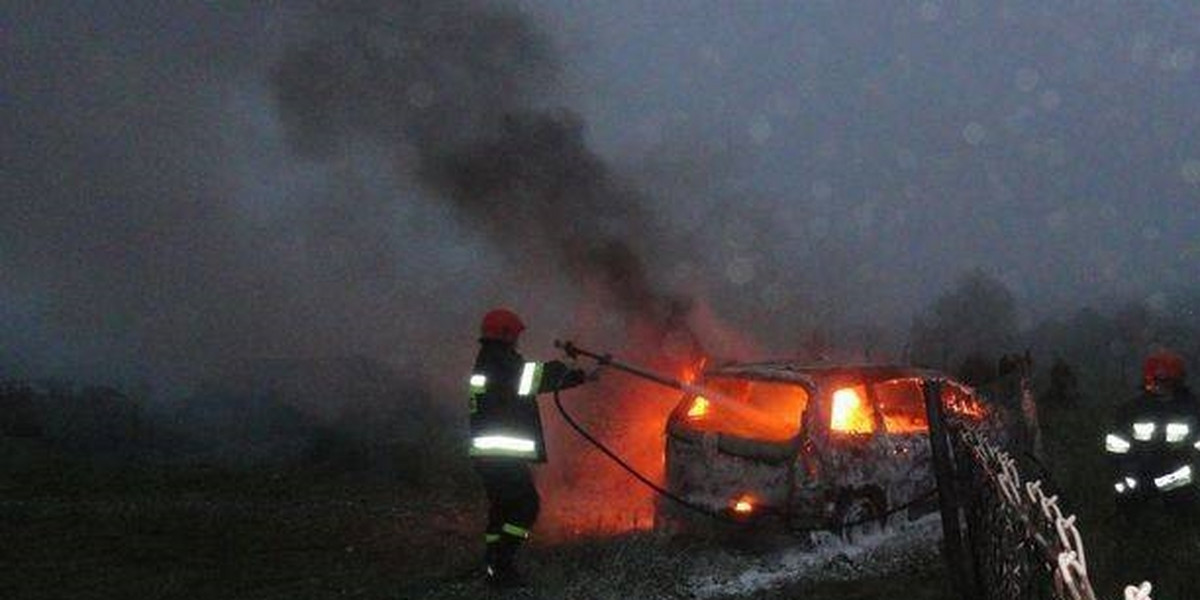 Samochód spłonął na prywatnej posesji 