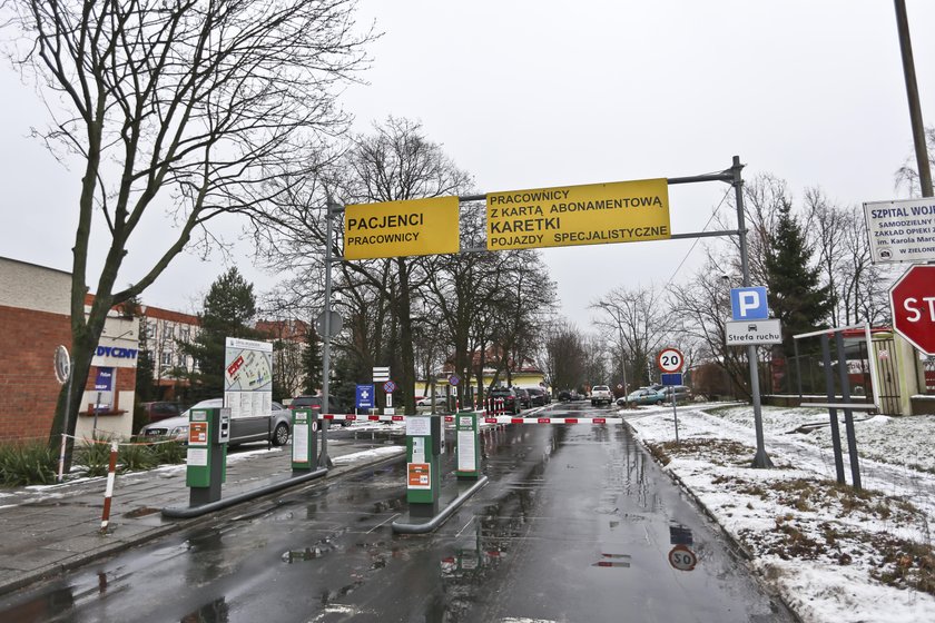 Portier szpitalnego parkingu uwięził karetkę na sygnale!