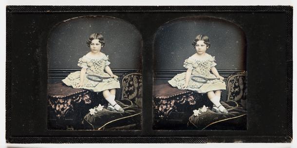 Ręcznie barwiony stereoskopowy portret dagerotypowy młodej dziewczyny wykonany przez Thomasa Richarda Williamsa około 1855 r.