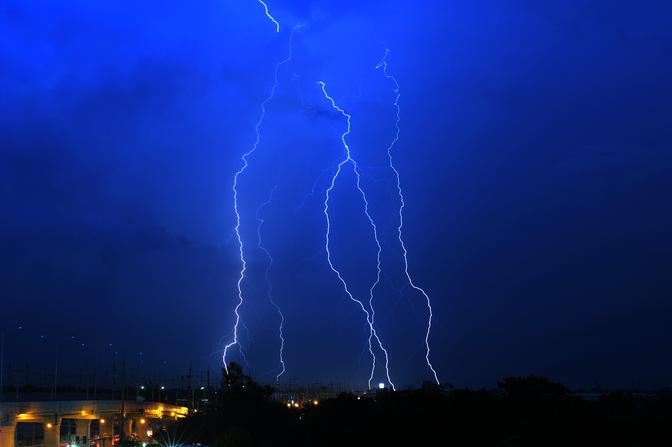 Az időjóst "villámcsapás" érte élő adásban /Fotó: Northfoto
