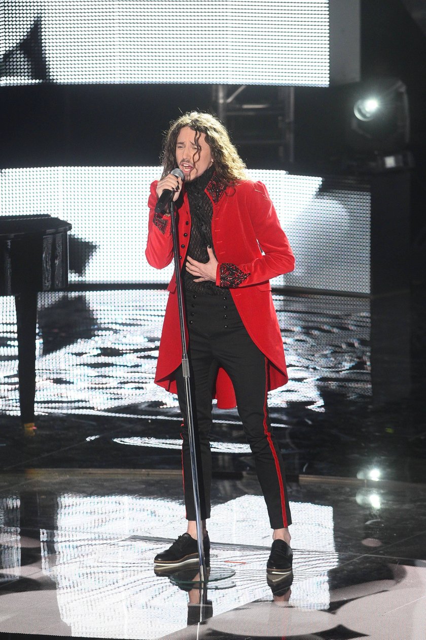 Michał Szpak na scenie Telewizji Polskiej