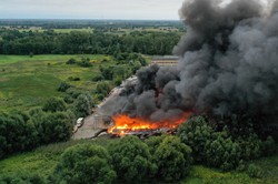 Pożar hali magazynowej w Konstancinie. Powietrze skażone? [WIDEO]
