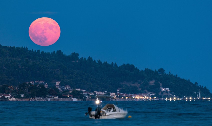 Pun "pink Mesec" snimljen u Grčkoj u avgustu 2024. godine