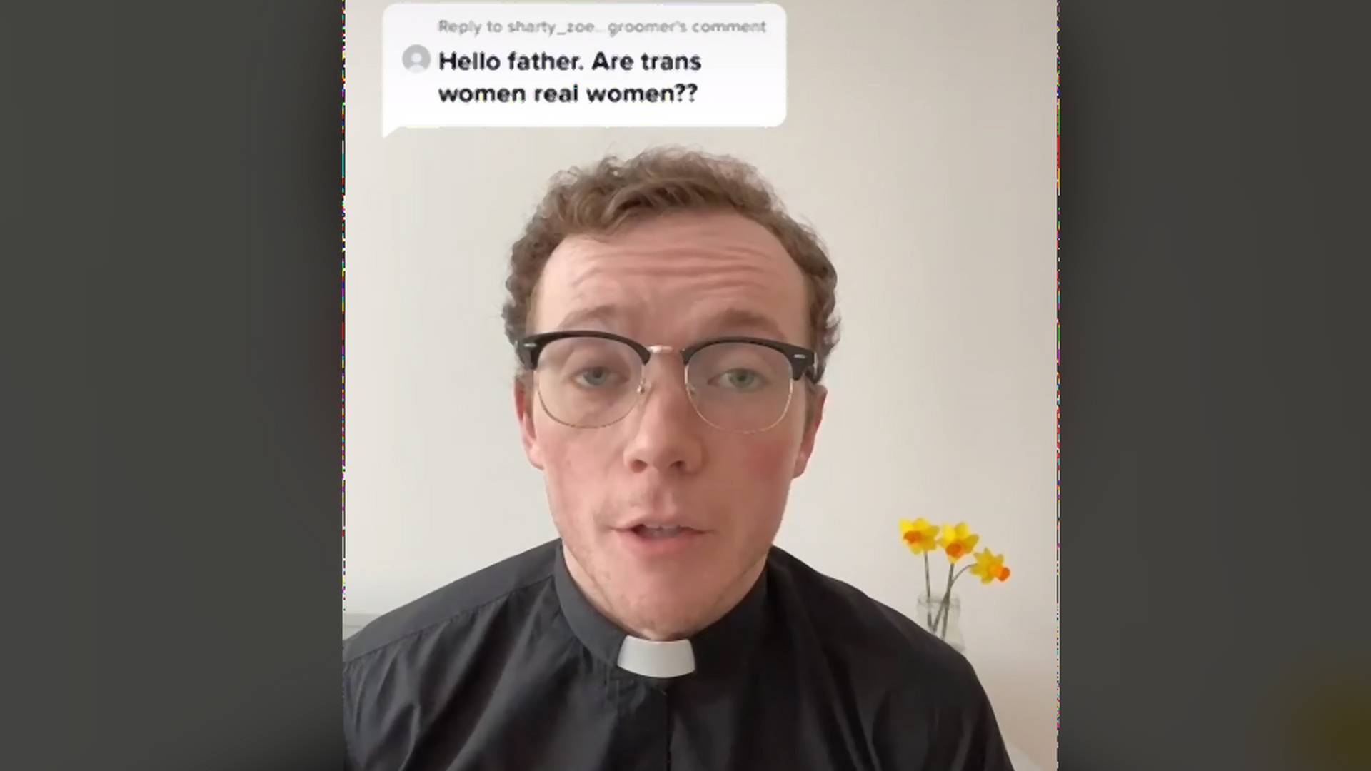 Mutatjuk a papot, aki annyira felvilágosult, hogy gond nélkül elfogadja a transzneműséget és ezt bátran vállalja TikTok-on