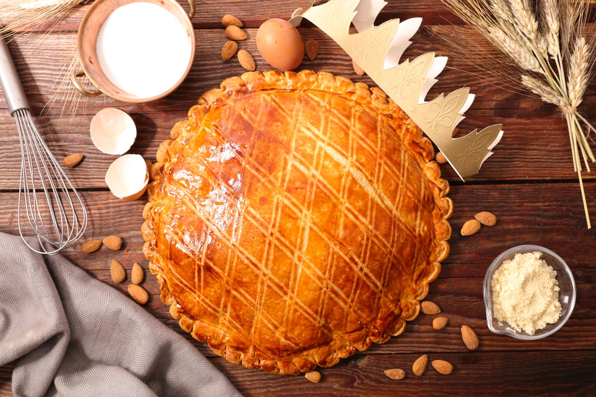 Galette des rois to tarta z pysznym nadzieniem migdałowym.