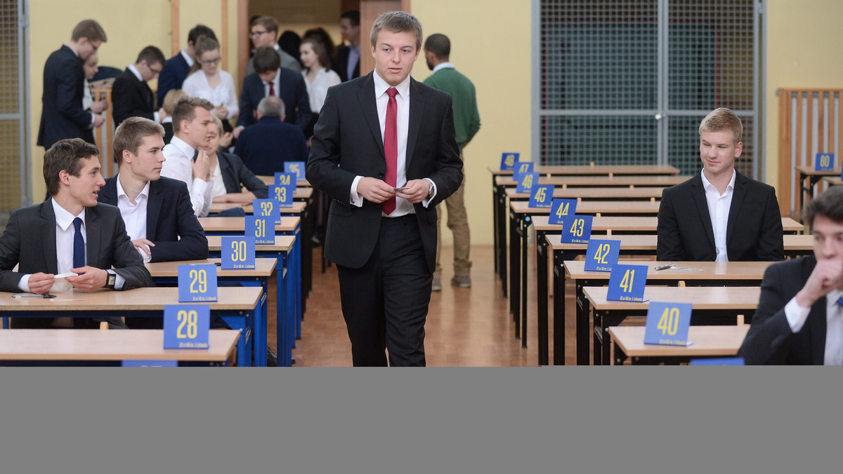 Zakończył się egzamin maturalny z języka polskiego na poziomie podstawowym - obowiązkowym dla wszystkich abiturientów. Przebiegał spokojnie, nie było zgłoszeń o zakłóceniu procedur - poinformował dyrektor Centralnej Komisji Egzaminacyjnej Marcin Smolik.