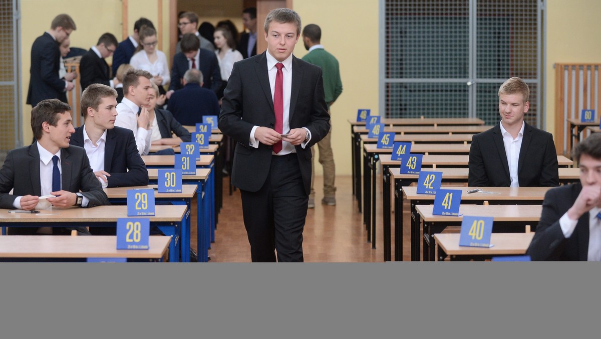 Zakończył się egzamin maturalny z języka polskiego na poziomie podstawowym - obowiązkowym dla wszystkich abiturientów. Przebiegał spokojnie, nie było zgłoszeń o zakłóceniu procedur - poinformował dyrektor Centralnej Komisji Egzaminacyjnej Marcin Smolik.