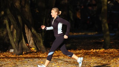 kobieta jesień bieganie bieg sport jogging