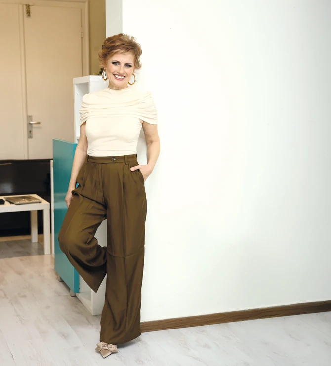 Bluza, pantalone, minđuše „H&M“, sandalete „Deichmann“ 