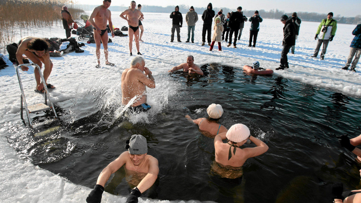 Z wodą o temperaturze 3-4 °C zmierzy się ponad setka morsów, którzy w niedzielę w Poznaniu mają zamiar przepłynąć wpław Wartę. Każdy ze śmiałków na pokonanie dystans ok. 80 m będzie miał półtorej minuty.