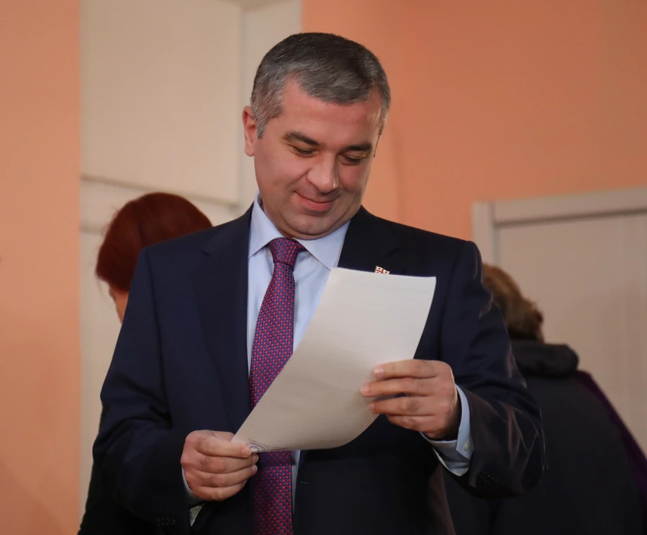 Wybory prezydenckie w Gruzji 2018. Davit Bakradze oddaje głos.