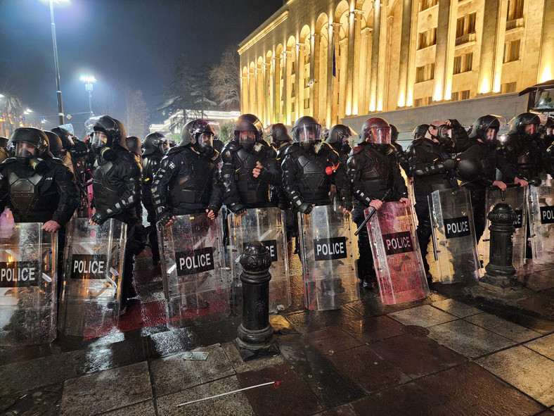 Gruzińska policja przed parlamentem Gruzji w Tbilisi, protesty przeciwko wprowadzeniu ustawy o "zagranicznych agentach", 9 marca 2023 r