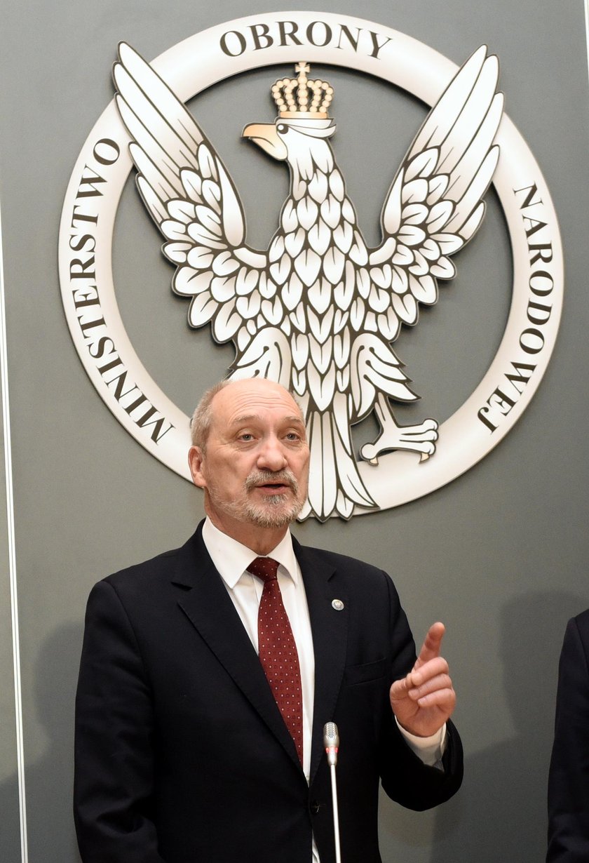 Macierewicz donosi na dziennikarza. Chodzi o książkę