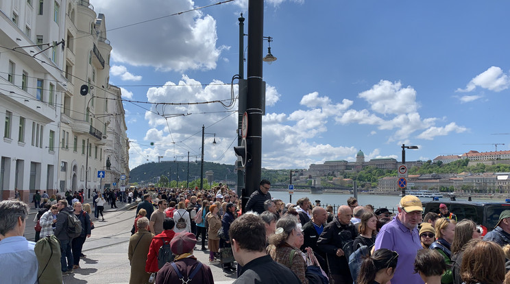 Végeláthatatlan sorokban várták az alsó rakparton elhaladó konvojt a hívek / Fotó: Blikk