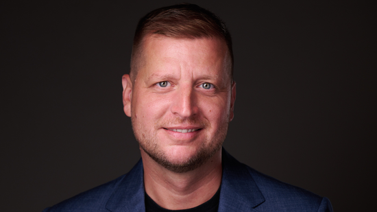 Plakátkészítéssel kezdte, milliárdos cégeket épített fel, mégsem szállt fejébe a siker