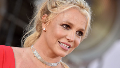 Ciki vagy dögös? Britney Spears a melleit markolva vonaglott a nászútján a tengerparton – videó