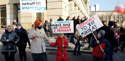 Dwie manifestacje na Placu Dąbrowskiego