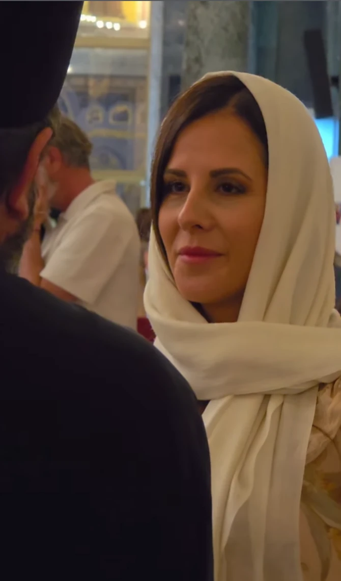 Tamara Vučić u Hramu sa belom maramom na glavi