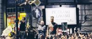 Krzyż przed pałacem dźwignią handlu