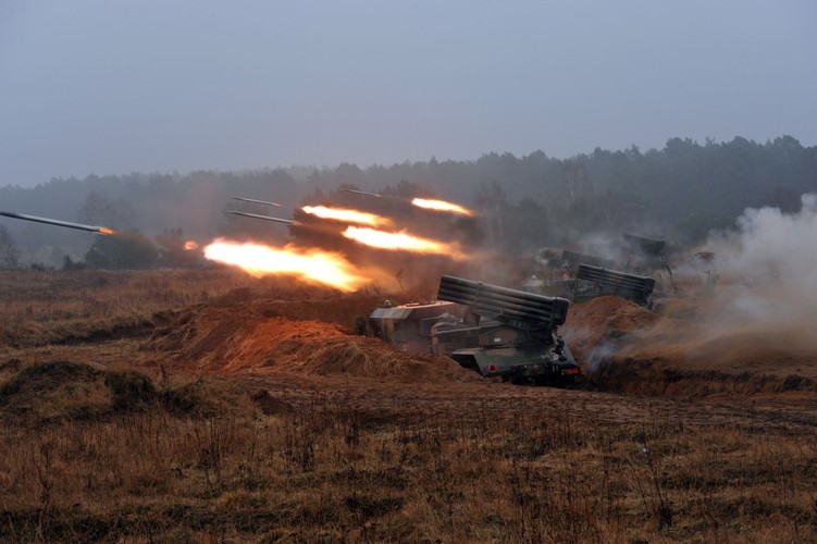 'Gazeta Lubuska' cytuje Szczepana Głuszczaka, rzecznika Dowództwa Generalnego Rodzajów Sił Zbrojnych, który mówi, że obecne manewry wynikają 'z normalnego harmonogramu ćwiczeń, a podobną aktywność polskie jednostki wykazywały przed rokiem i w poprzednich latach.'