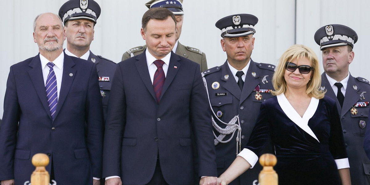 Prezydent Andrzej Duda trzyma za rękę Ewę Błasik