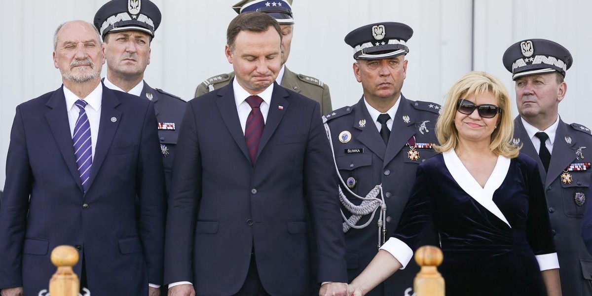 Prezydent Andrzej Duda trzyma za rękę Ewę Błasik