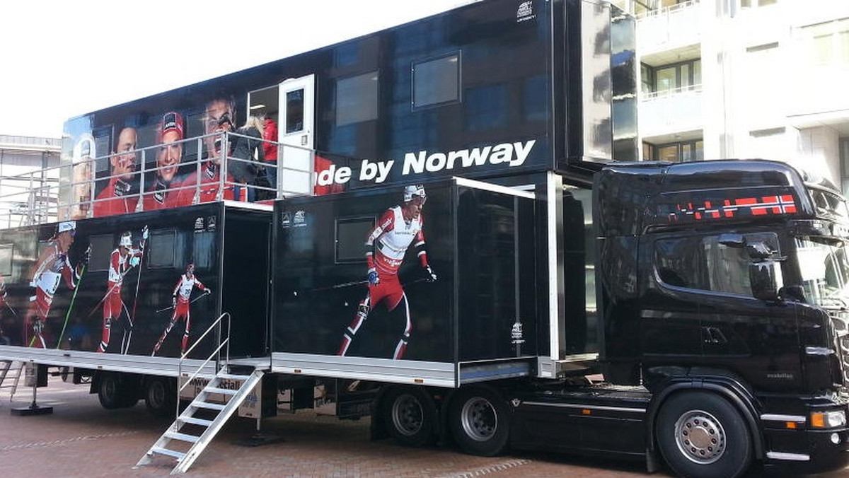 Zagraniczne media podają, że reprezentacja Norwegii w biegach narciarskich ma nową ciężarówkę. Stara ciężarówka, w której między innymi był przygotowany sprzęt sportowców, była owiana legendą. Ostatnia "maszyna" Norwegów była potężna, tym razem rywale naszych reprezentantów pokusili się o jeszcze lepszy i bardziej okazały sprzęt.