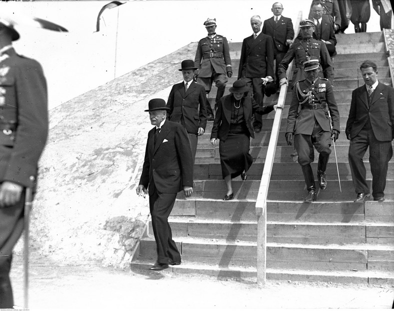 Prezydent Ignacy Mościcki podczas budowy kopca na Sowińcu )1935)