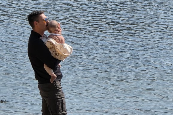 VIKEND SA OCEM NA ADI CIGANLICI Glumac dobio sina u 46. godini, sad ga odveo na popularno beogradsko šetalište: Ljubi naslednika u glavu i puca od ponosa