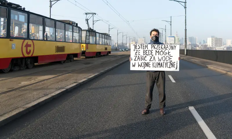 Aktywista protestujący na moście Poniatowskiego