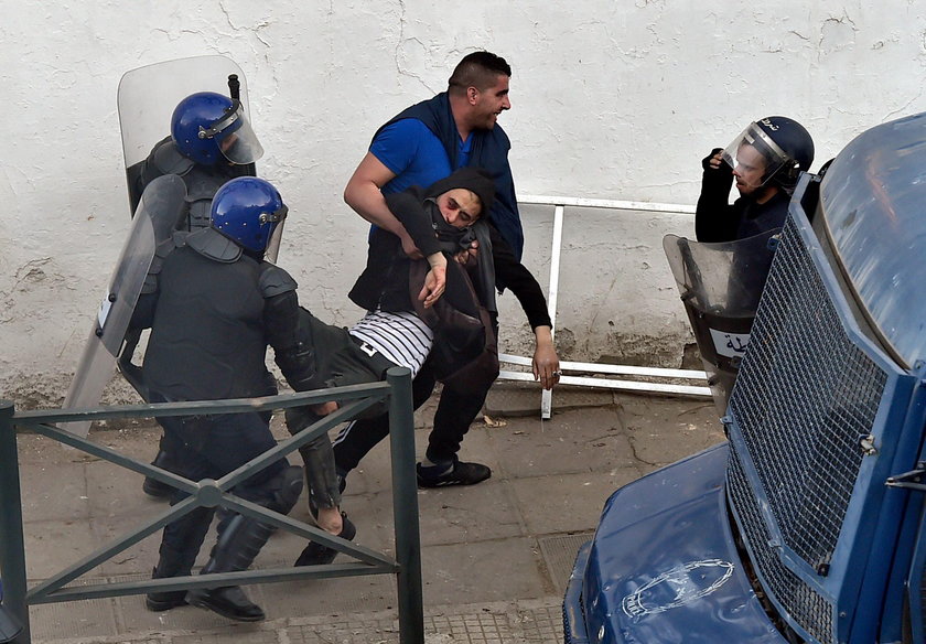 Algieria. Starcia uliczne z policją. 182 osoby ranne 