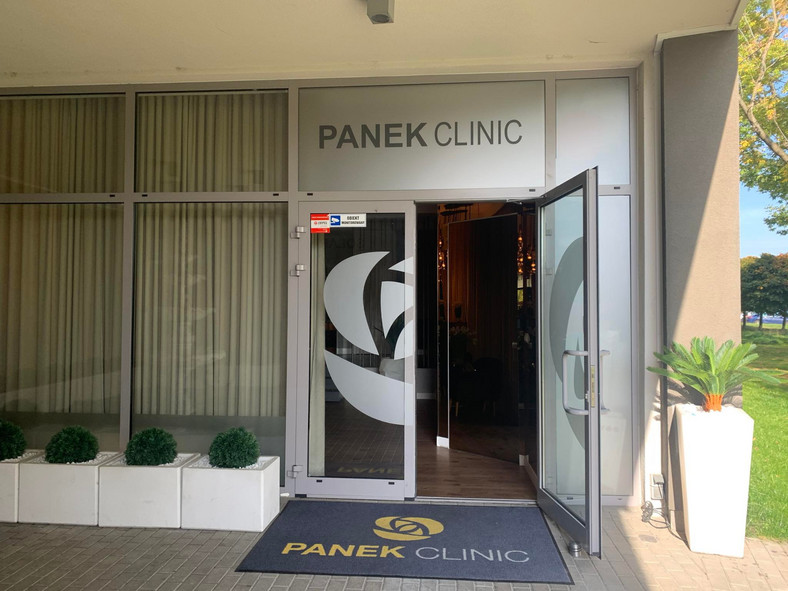 A to jest wejście do kliniki Macieja Panka