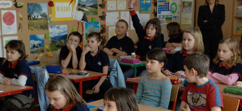 Tysiące będą uczyć miliony, czyli szkoła w liczbach