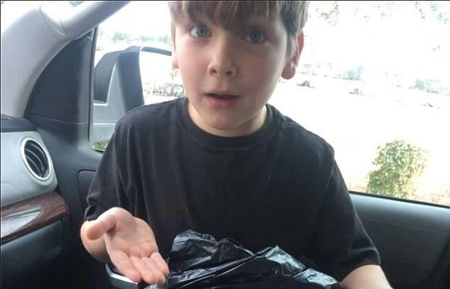 A 7 éves fiú kiszáll a kocsiból, hogy kidobja a szemetet a benzinkútnál, de olyat lát a kukában…