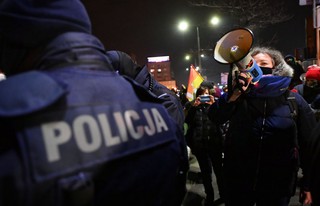 Policja użyła gazu łzawiącego przeciw demonstrantom na rondzie Dmowskiego