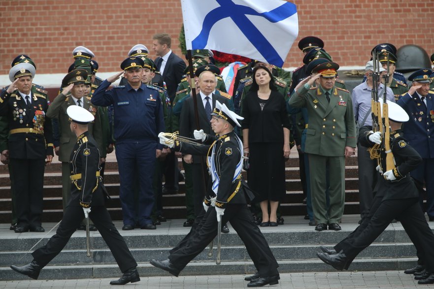 Prezydent Rosji Władimir Putin i minister obrony Siergiej Szojgu oglądający paradę podczas ceremonii składania wieńców na Grobie Nieznanego Żołnierza w pobliżu Kremla, 22 czerwca 2022 r.