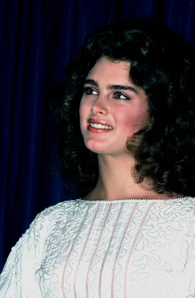 Brooke Shields na gali w  1984 r. Zachwyca w swoich naturalnych, gęstych brwiach / Ron Wolfson WireImage