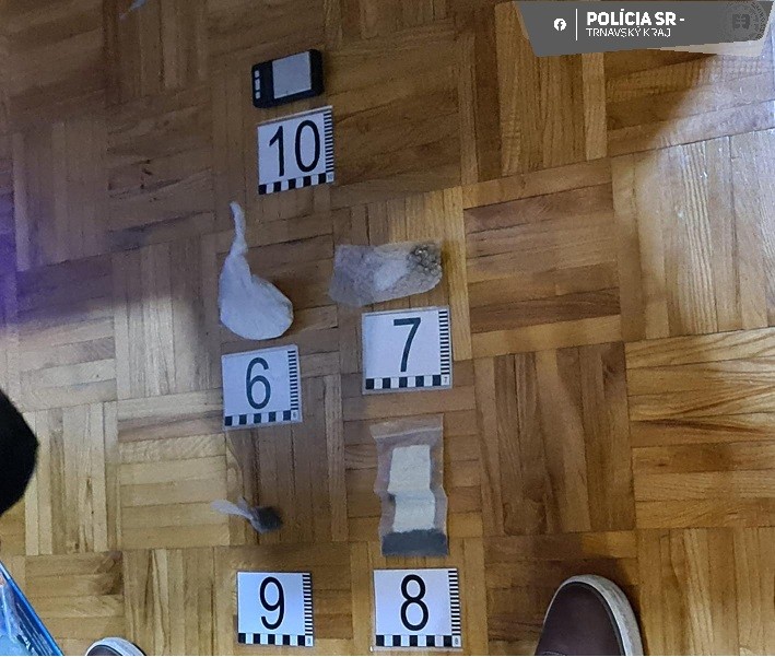 V Piešťanoch zadržali dílera, zaistili aj peniaze, drogy a zbrane.